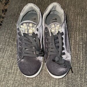 Tiara Gray Sneakers with Pearl Details